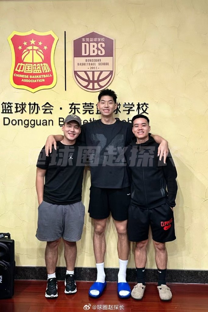 媒体人：崔永熙团队特邀小崔在美术后恢复时的训练师来华帮助康复